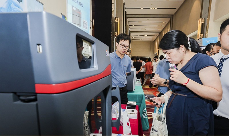 銷售總經(jīng)理為客戶展示商品，耐心答疑解惑