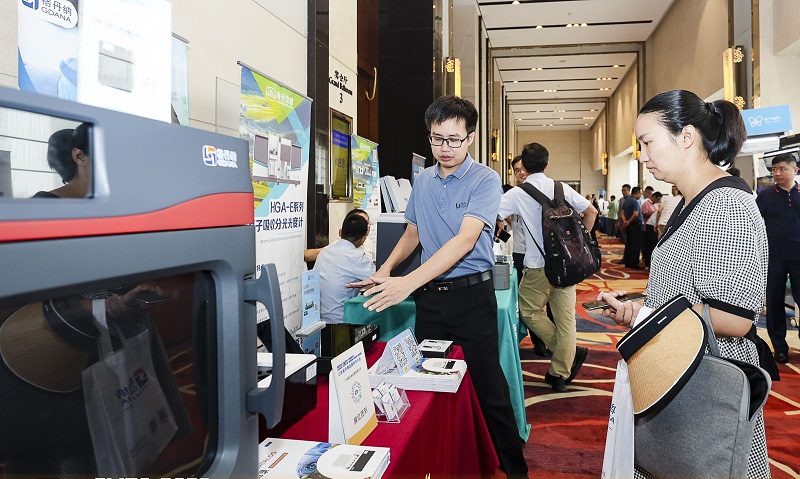 銷售總經(jīng)理為客戶展示商品，耐心答疑解惑